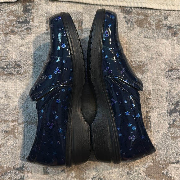 Easy Works by Easy Street Blue Floral Print Tiffany Clogs - Picture 5 of 6